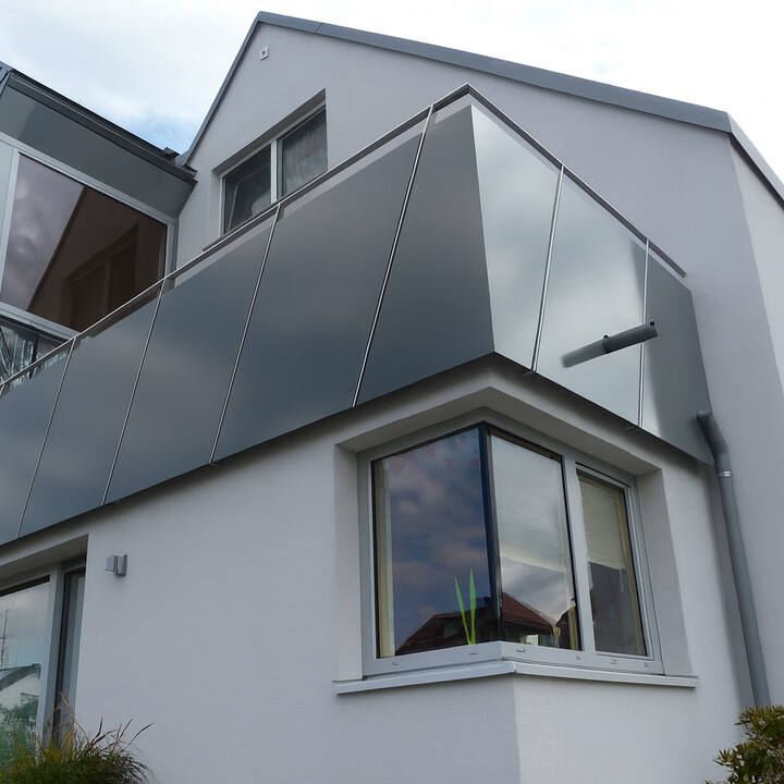 Balkongeländer aus Metall / Glas