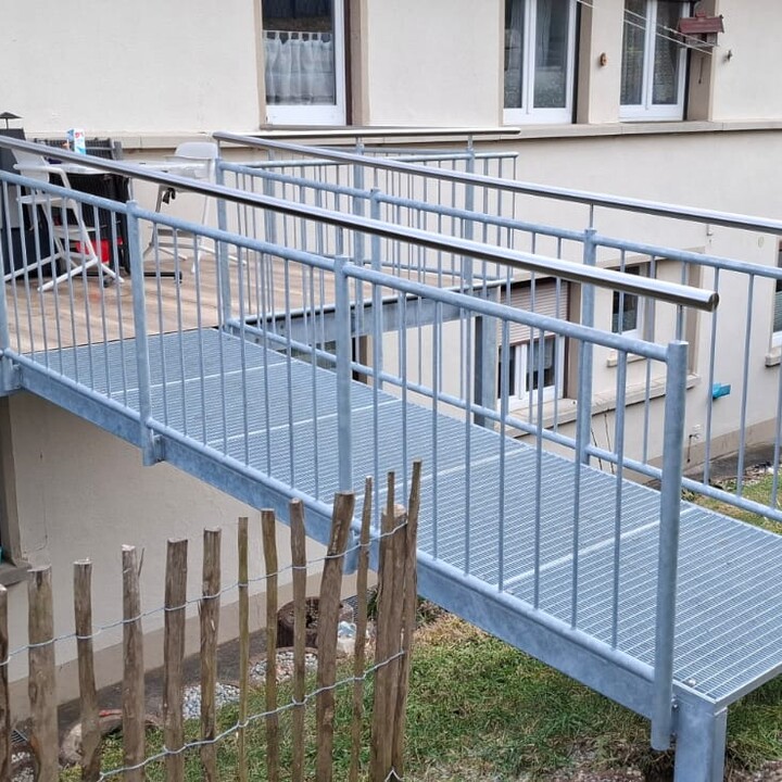 Freistand aus Metall