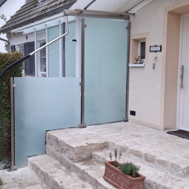 Sichtschutz aus Metall / Glas